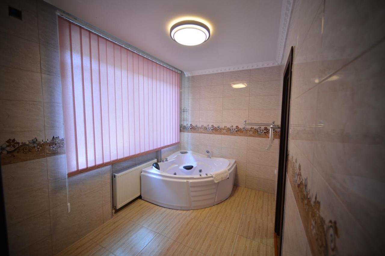 Green Hotel バトゥーミ エクステリア 写真