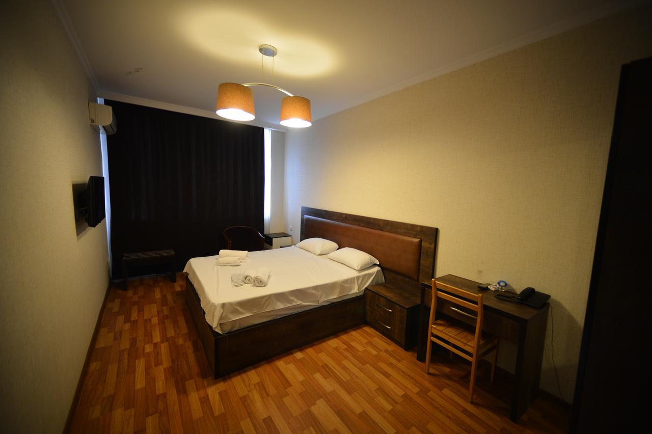 Green Hotel バトゥーミ エクステリア 写真