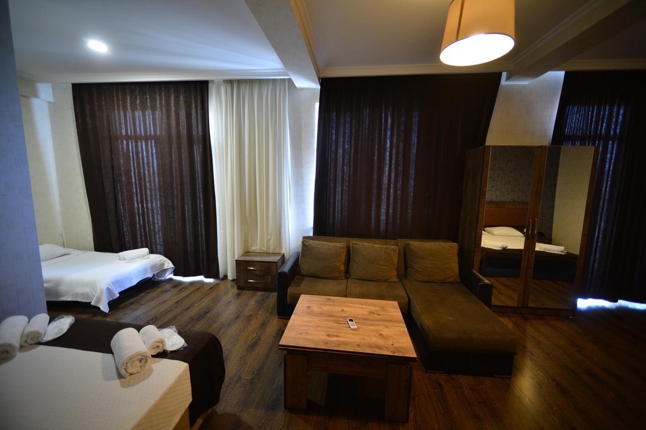 Green Hotel バトゥーミ エクステリア 写真